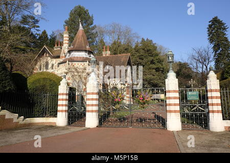 Henley-on-Thames, Oxfordshire, UK. 25. Februar, 2018. An Pater Park, einst die Heimat der ehemalige Beatle, Blumen wurden in Erinnerung an George Harrison anlässlich des Jahrestages seiner Geburt im Jahre 1943 gelegt. © D.Callcut/Alamy leben Nachrichten Stockfoto