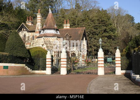 Henley-on-Thames, Oxfordshire, UK. 25. Februar, 2018. An Pater Park, einst die Heimat der ehemalige Beatle, Blumen wurden in Erinnerung an George Harrison anlässlich des Jahrestages seiner Geburt im Jahre 1943 gelegt. © D.Callcut/Alamy leben Nachrichten Stockfoto