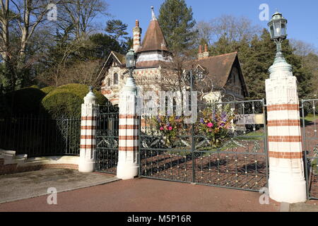 Henley-on-Thames, Oxfordshire, UK. 25. Februar, 2018. An Pater Park, einst die Heimat der ehemalige Beatle, Blumen wurden in Erinnerung an George Harrison anlässlich des Jahrestages seiner Geburt im Jahre 1943 gelegt. © D.Callcut/Alamy leben Nachrichten Stockfoto