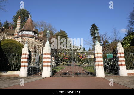 Henley-on-Thames, Oxfordshire, UK. 25. Februar, 2018. An Pater Park, einst die Heimat der ehemalige Beatle, Blumen wurden in Erinnerung an George Harrison anlässlich des Jahrestages seiner Geburt im Jahre 1943 gelegt. © D.Callcut/Alamy leben Nachrichten Stockfoto