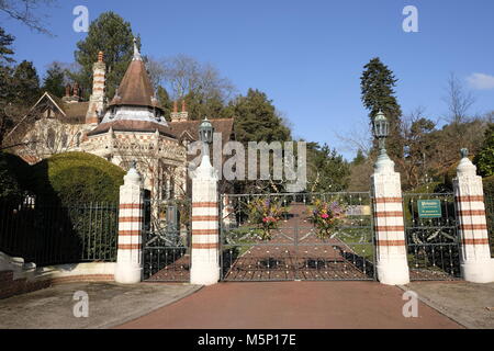 Henley-on-Thames, Oxfordshire, UK. 25. Februar, 2018. An Pater Park, einst die Heimat der ehemalige Beatle, Blumen wurden in Erinnerung an George Harrison anlässlich des Jahrestages seiner Geburt im Jahre 1943 gelegt. © D.Callcut/Alamy leben Nachrichten Stockfoto