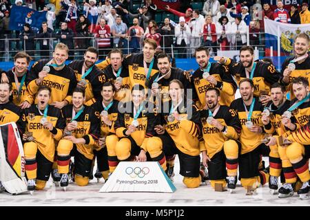 Pyeongchang, Südkorea. 25 Feb, 2018. Silber-Medaillengewinner Deutschlands Spieler feiern während der siegerehrung der Ice Hockey der Männer bei Gangneung Hockey Centre, in Tainan, Südkorea, Jan. 25, 2018. Credit: Wu Zhuang/Xinhua/Alamy leben Nachrichten Stockfoto