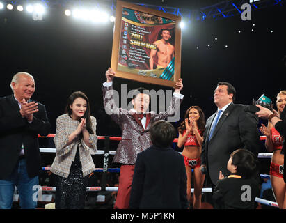 Los Angeles, USA. 24 Feb, 2018. China's Boxer Zou Shiming (C) hält die Zertifizierung von Botschafter des Friedens und der Konkordanz von Mauricio Sulaiman, der Präsident des World Boxing Council (WBC) in Los Angeles, USA, 24.02.2018, vorgestellt. Zou erhält Auszeichnung der Ehre und der Titel der Botschafter des Friedens und der Konkordanz von WBC hier Samstag. Credit: Li Ying/Xinhua/Alamy leben Nachrichten Stockfoto