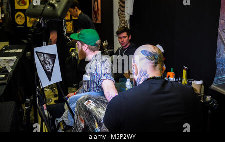 Brighton UK 25. Februar 2018 - Tattooists bei der Arbeit auf der 11. jährlichen Brighton Tattoo Convention statt in der Brighton Centre am Wochenende zieht Tattoo Künstler aus aller Welt Foto: Simon Dack Credit: Simon Dack/Alamy leben Nachrichten Stockfoto