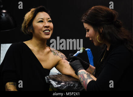 Brighton UK 25. Februar 2018 - Tattooists bei der Arbeit auf der 11. jährlichen Brighton Tattoo Convention statt in der Brighton Centre am Wochenende zieht Tattoo Künstler aus aller Welt: Simon Dack/Alamy leben Nachrichten Stockfoto