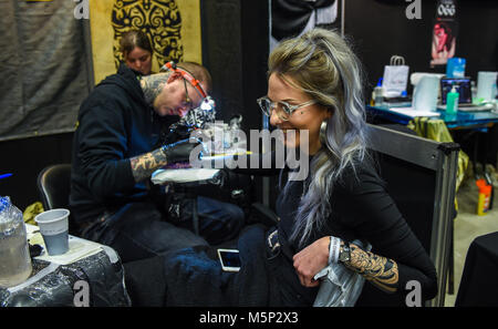 Brighton UK 25. Februar 2018 - Tattooists bei der Arbeit auf der 11. jährlichen Brighton Tattoo Convention statt in der Brighton Centre am Wochenende zieht Tattoo Künstler aus aller Welt: Simon Dack/Alamy leben Nachrichten Stockfoto