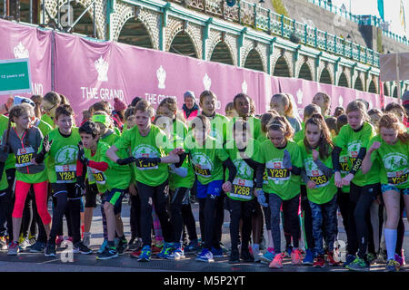 Tausende Läufer melden Sie den Brighton Hälfte 2018 Marathon. Athleten, amateur Läufer, und Kinder nahmen an der Veranstaltung teil. 25 Feb, 2018. Der Halbmarathon ist für das 28. Jahr laufen und ist sowohl ein wichtiges und Geldbeschaffungfall im Südosten der Britischen Credit: Matt Duckett/ImagesLive/ZUMA Draht/Alamy leben Nachrichten Stockfoto