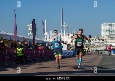 Tausende Läufer melden Sie den Brighton Hälfte 2018 Marathon. Athleten, amateur Läufer, und Kinder nahmen an der Veranstaltung teil. 25 Feb, 2018. Der Halbmarathon ist für das 28. Jahr laufen und ist sowohl ein wichtiges und Geldbeschaffungfall im Südosten der Britischen Credit: Matt Duckett/ImagesLive/ZUMA Draht/Alamy leben Nachrichten Stockfoto