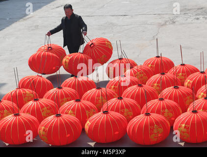 Xuzhou, Provinz Shanxi Chinas. 25 Feb, 2018. Ein Arbeitnehmer, der trocknet Laternen die bevorstehende Laternenfest in Jifeng Stadt Jishan County in Xuzhou Stadt zu begrüßen, im Norden der chinesischen Provinz Shanxi, Jan. 25, 2018. Die Laterne Fest fällt am 15. Tag des ersten Mondmonats, oder am 2. März dieses Jahres. Credit: Li Lujian/Xinhua/Alamy leben Nachrichten Stockfoto