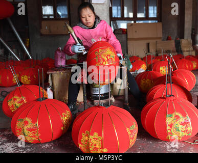 Xuzhou, Provinz Shanxi Chinas. 25 Feb, 2018. Ein Arbeitnehmer macht Laternen die bevorstehende Laternenfest in Jifeng Stadt Jishan County in Xuzhou Stadt zu begrüßen, im Norden der chinesischen Provinz Shanxi, Jan. 25, 2018. Die Laterne Fest fällt am 15. Tag des ersten Mondmonats, oder am 2. März dieses Jahres. Credit: Li Lujian/Xinhua/Alamy leben Nachrichten Stockfoto