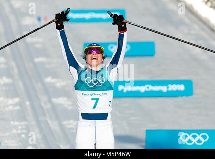 Pyeongchang, Südkorea. 25 Feb, 2018. Krista Parmakoski von Finnland feiert der Gewinn einer Silbermedaille bei den Damen Langlauf Massenstart 30 k an der PyeongChang 2018 Winter-olympischen Spiele bei Alpensia Langlauf Zentrum am Sonntag, den 25. Februar 2018. Credit: Paul Kitagaki jr./ZUMA Draht/Alamy Live News Credit: ZUMA Press, Inc./Alamy leben Nachrichten Stockfoto