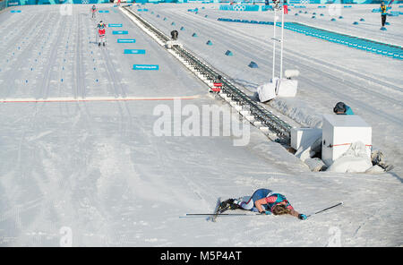 Pyeongchang, Südkorea. 25 Feb, 2018. Jessica Diggins der USA bricht an der Ziellinie nach der Fertigung im 7. Platz in der Damen Cross County Skifahren Massenstart 30 k an der PyeongChang 2018 Winter-olympischen Spiele bei Alpensia Langlauf Zentrum am Sonntag, den 25. Februar 2018. Credit: Paul Kitagaki jr./ZUMA Draht/Alamy Live News Credit: ZUMA Press, Inc./Alamy leben Nachrichten Stockfoto