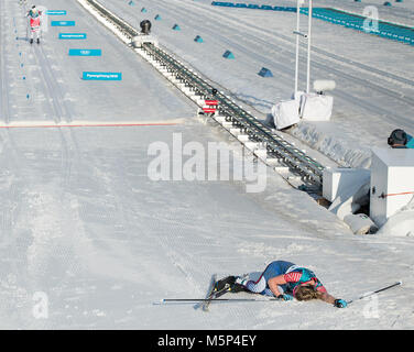 Pyeongchang, Südkorea. 25 Feb, 2018. Jessica Diggins der USA bricht an der Ziellinie nach der Fertigung im 7. Platz in der Damen Cross County Skifahren Massenstart 30 k an der PyeongChang 2018 Winter-olympischen Spiele bei Alpensia Langlauf Zentrum am Sonntag, den 25. Februar 2018. Credit: Paul Kitagaki jr./ZUMA Draht/Alamy Live News Credit: ZUMA Press, Inc./Alamy leben Nachrichten Stockfoto