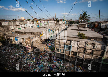 Navotas, Manila, Philippinen. 7. Apr 2015. Allgemeine Ansicht der Navotas Friedhof. Im Zentrum von Manila Stadtteil von Metro Manila ist ein Friedhof, wo über 10.000 verstorbenen Menschen in Frieden ruht, aber es gibt auch über zwei Hundert von Lebenden am gleichen Ort bleiben Seite an Seite mit den Toten. Viele Familien auf dem Friedhof wegen des Mangels an Fonds und Sie finden den Friedhof der beste Ort, um ein Dach über dem Kopf für freie Stellen. Bild: IMG 1393.jpg /SOPA Images/ZUMA Draht/Alamy leben Nachrichten Stockfoto