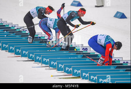 Pyeongchang, Südkorea. 24 Feb, 2018. 24 Febrzary 2018, Südkorea, Pyeongchang - Olympics, Langlauf, Herren 50 km Massenstart Klassisch, Alpensia Langlauf Zentrum: Jonas Dobler (L-R) aus Deutschland, Scott Patterson aus den USA, Andreas Katz aus Deutschland und Martin Jakš aus der Tschechischen Republik Schalter Skier während des Rennens. Credit: Hendrik Schmidt/dpa-Zentralbild/dpa/Alamy leben Nachrichten Stockfoto