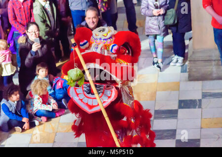 Glasgow, Schottland, Großbritannien. 25. Februar, 2018. Ricefield Kunst- und Kulturzentrum feiern das Chinesische Neue Jahr des Hundes mit einer Performance in der Kelvingrove Art Gallery und Museum. Credit: Skully/Alamy leben Nachrichten Stockfoto