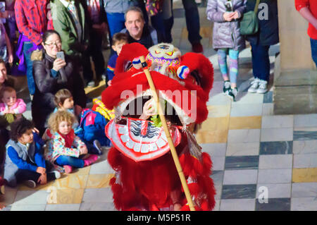 Glasgow, Schottland, Großbritannien. 25. Februar, 2018. Ricefield Kunst- und Kulturzentrum feiern das Chinesische Neue Jahr des Hundes mit einer Performance in der Kelvingrove Art Gallery und Museum. Credit: Skully/Alamy leben Nachrichten Stockfoto