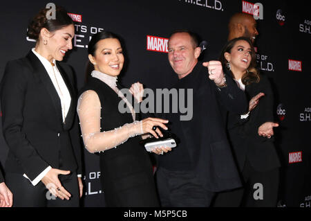 Los Angeles, Ca, USA. 24 Feb, 2018. Natalia Cordova-Buckley, Ming-Na Wen, Clark Gregg in der Marvel Agenten von S.h.i.e.l.d 100 Episode Party in Ohm Nachtclub in Los Angeles, Kalifornien am 24. Februar 2018. Quelle: David Edwards/Medien Punch/Alamy leben Nachrichten Stockfoto