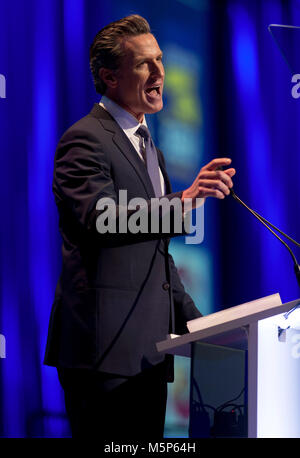 San Diego, Kalifornien, USA. 24 Feb, 2018. Kalifornien Lieutenant Governor und Anwärter für Regler 2018, Gavin Newsom, Adressen der 2018 Kalifornien Demokraten State Convention. Credit: Brian Cahn/ZUMA Draht/Alamy leben Nachrichten Stockfoto