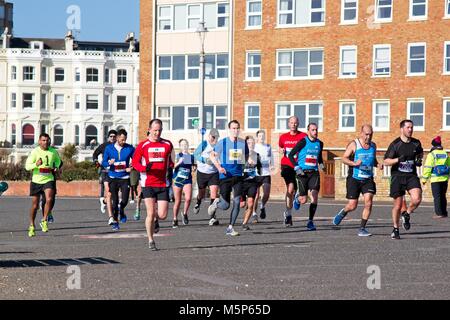 Brighton, UK. 25 Feb, 2018. Tausende Läufer trotzten in der Nähe von Frost im Grand Brighton Halbmarathon 2018 teilzunehmen, vorbei an Sehenswürdigkeiten, wie dem Palace Pier, Marina, ovingdean Klippen, der Royal Pavilion, West Pier und die Lagune, in Brighton und Hove, Großbritannien. Credit: N Papst - Redaktionelle/Alamy Leben Nachrichten. Stockfoto