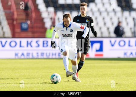 Karlsruhe, Deutschland. 25 Feb, 2018. Anton Fink (KSC) im Duell mit Tom Baumgart (Chemnitz). GES/Fussball/3. Liga: Karlsruher SC - Chemnitzer FC 25.02.2018 - Fußball 3. Division: Karlsruher SC vs Team, Karlsruhe, 25.Februar 2018 -- | Verwendung der weltweiten Kredit: dpa/Alamy leben Nachrichten Stockfoto