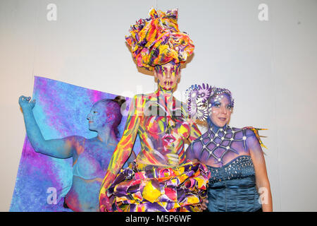 London, UK, 25. Februar 2018 Body Painting Modell Spaziergang rund um die professionelle Beauty London, während andere durch die artistsCredit vorbereitet worden ist: Paul Quezada-Neiman/Alamy leben Nachrichten Stockfoto