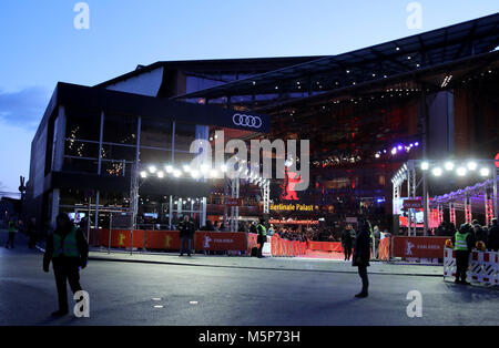 Berlin, Deutschland. 24 Feb, 2018. 24. Februar 2018, Deutschland, Berlin, Preisverleihung, Berlinale Palast: Allgemeine Ansicht. Quelle: Jörg Carstensen/dpa/Alamy leben Nachrichten Stockfoto