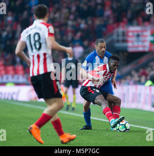 (11) Inaki Williams, (25), Prairie Gregrory Lacen während der spanischen La Liga Fußball Match zwischen Athletic Club Bilbao, Malaga C F am San Mames Stadium, in Bilbao, Nordspanien, Sonntag, Februar, 25, 2018. Stockfoto