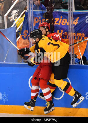 25 Februar 2018, Südkorea, Tainan: Olympics, Eishockey, Männer, Finale, OAR vs Deutschland, Gangneung Hockey Centre: Deutschlands Marcus Kink (17), die in Aktion gegen Jegor Jakowlew (44) des Teams der olympischen Athleten aus Russland (OAR). Foto: Peter Kneffel/dpa Stockfoto