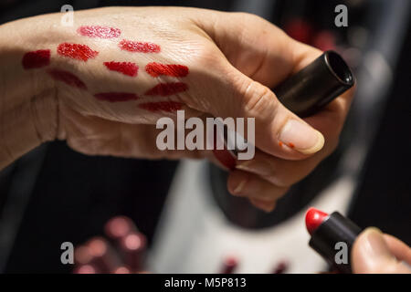 London, Großbritannien. 25 Feb, 2018. Professionelle beauty London Expo im Excel Center. Credit: Guy Corbishley/Alamy leben Nachrichten Stockfoto