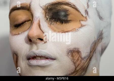 London, Großbritannien. 25 Feb, 2018. Professionelle beauty London Expo im Excel Center. Credit: Guy Corbishley/Alamy leben Nachrichten Stockfoto