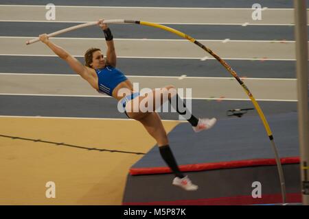 Glasgow, Schottland, 25. Februar 2018. Morgan Leleux der USA konkurrieren im Stabhochsprung an der Muller Indoor Grand Prix in Glasgow. Credit: Colin Edwards/Alamy Leben Nachrichten. Stockfoto