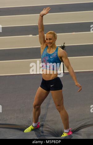 Glasgow, Schottland, 25. Februar 2018. Nikoleta Kiriakopoulou von Griechenland in die Menge winkte nach einem erfolgreichen Sprung im Stabhochsprung an der Muller Indoor Grand Prix in Glasgow. Credit: Colin Edwards/Alamy Leben Nachrichten. Stockfoto