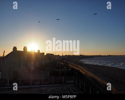 Sheerness, Kent, Großbritannien. 25 Feb, 2018. UK Wetter: Sonnenuntergang in Sheerness nach einem sonnigen, aber kalten Tag mit einem starken Norden Ostwind und Wind chill -4 °C. Credit: James Bell/Alamy leben Nachrichten Stockfoto