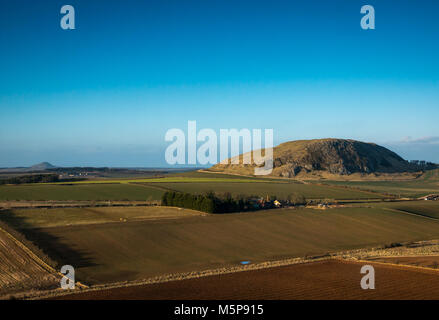 Blaikie Heugh East Lothian, Schottland, Vereinigtes Königreich, 25. Februar 2018. Völlig klaren blauen Himmel mit geringer Sonneneinstrahlung von der untergehenden Sonne glänzt auf Berwick Traprain Recht und Gesetz, Reste der vulkanischen Stecker und lokale Wahrzeichen Funktionen Stockfoto