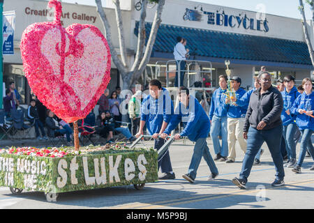 Temple City, Los Angeles, USA. 24. Februar, 2018. Marching Band Leistung des berühmten 74Th Camellia Festival Parade am Feb 24, 2018 an der Temple City, Los Angeles County, Kalifornien Quelle: Chon Kit Leong/Alamy leben Nachrichten Stockfoto