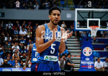 Philippinen. 25 Feb, 2018. Gabe Norwood von Team Philippinen claps beim Start des Spiels an die MOA Arena. Die philippinischen und japanischen Basketballmannschaft auf dem Hartplatz der Mall of Asia Arena in Pasay City, für die FIBA-Weltmeisterschaft 2019 asiatischen Qualifier. Die Philippinen gewann über Japan, 89-84. Credit: J Gerard Seguia/ZUMA Draht/Alamy leben Nachrichten Stockfoto