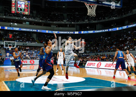 Philippinen. 25 Feb, 2018. Ryusei Shinoyama (7) von Japan Drives zum Korb an die MOA Arena. Die philippinischen und japanischen Basketballmannschaft auf dem Hartplatz der Mall of Asia Arena in Pasay City, für die FIBA-Weltmeisterschaft 2019 asiatischen Qualifier. Die Philippinen gewann über Japan, 89-84. Credit: J Gerard Seguia/ZUMA Draht/Alamy leben Nachrichten Stockfoto