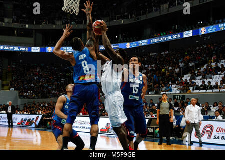 Philippinen. 25 Feb, 2018. Ira Braun (35) von Team Japan versucht, einen Korb gegen Calvin Abueva (8) Ergebnis im Qualifying Spiel an die MOA Arena zu. Die philippinischen und japanischen Basketballmannschaft auf dem Hartplatz der Mall of Asia Arena in Pasay City, für die FIBA-Weltmeisterschaft 2019 asiatischen Qualifier. Die Philippinen gewann über Japan, 89-84. Credit: J Gerard Seguia/ZUMA Draht/Alamy leben Nachrichten Stockfoto