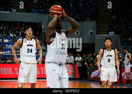 Philippinen. 25 Feb, 2018. Ira Braun (35) von Team Japan richtet einen Schuß während der qualifizierenden Spiel an die MOA Arena. Die philippinischen und japanischen Basketballmannschaft auf dem Hartplatz der Mall of Asia Arena in Pasay City, für die FIBA-Weltmeisterschaft 2019 asiatischen Qualifier. Die Philippinen gewann über Japan, 89-84. Credit: J Gerard Seguia/ZUMA Draht/Alamy leben Nachrichten Stockfoto