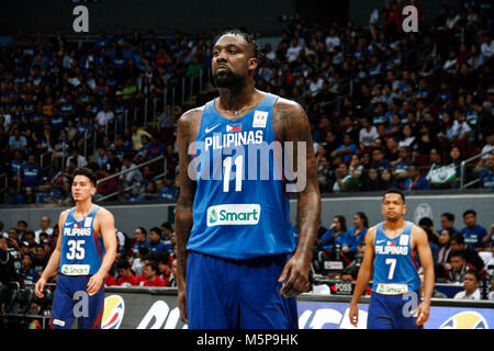 Philippinen. 25 Feb, 2018. Andray Blatche (11) sieht im Qualifying Spiel an die MOA Arena. Die philippinischen und japanischen Basketballmannschaft auf dem Hartplatz der Mall of Asia Arena in Pasay City, für die FIBA-Weltmeisterschaft 2019 asiatischen Qualifier. Die Philippinen gewann über Japan, 89-84. Credit: J Gerard Seguia/ZUMA Draht/Alamy leben Nachrichten Stockfoto
