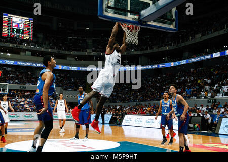 Philippinen. 25 Feb, 2018. Ira Braun (35) Japans dunks für eine Kerbe an der MOA Arena. Die philippinischen und japanischen Basketballmannschaft auf dem Hartplatz der Mall of Asia Arena in Pasay City, für die FIBA-Weltmeisterschaft 2019 asiatischen Qualifier. Die Philippinen gewann über Japan, 89-84. Credit: J Gerard Seguia/ZUMA Draht/Alamy leben Nachrichten Stockfoto