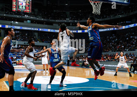Philippinen. 25 Feb, 2018. Ryusei Shinoyama (7) von Team Japan springt zum Korb gegen Gabe Norwood (5) von Team Philippinen. Die philippinischen und japanischen Basketballmannschaft auf dem Hartplatz der Mall of Asia Arena in Pasay City, für die FIBA-Weltmeisterschaft 2019 asiatischen Qualifier. Die Philippinen gewann über Japan, 89-84. Credit: J Gerard Seguia/ZUMA Draht/Alamy leben Nachrichten Stockfoto