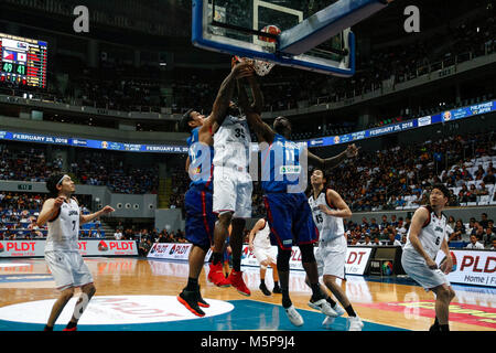 Philippinen. 25 Feb, 2018. ira Braun (35) macht seinen Weg durch das Team von philippinischen Andray Blatche (11) und Juni Mar Fajardo (15) während des qualifizierenden Spiel an die MOA Arena. Die philippinischen und japanischen Basketballmannschaft auf dem Hartplatz der Mall of Asia Arena in Pasay City, für die FIBA-Weltmeisterschaft 2019 asiatischen Qualifier. Die Philippinen gewann über Japan, 89-84. Credit: J Gerard Seguia/ZUMA Draht/Alamy leben Nachrichten Stockfoto