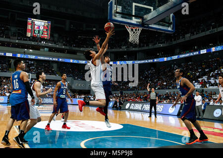 Philippinen. 25 Feb, 2018. Tenketsu Harimoto (88) von Team Japan geht für den Korb im Qualifying Spiel an die MOA Arena. Die philippinischen und japanischen Basketballmannschaft auf dem Hartplatz der Mall of Asia Arena in Pasay City, für die FIBA-Weltmeisterschaft 2019 asiatischen Qualifier. Die Philippinen gewann über Japan, 89-84. Credit: J Gerard Seguia/ZUMA Draht/Alamy leben Nachrichten Stockfoto