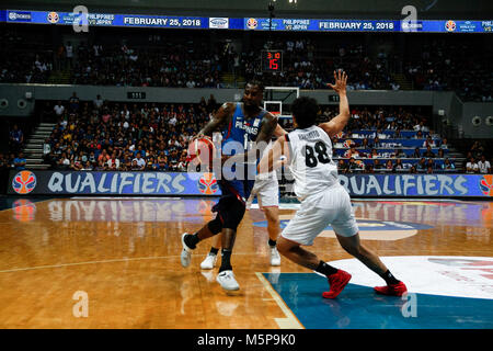 Philippinen. 25 Feb, 2018. Andray Blatche (11) Laufwerke an den Korb gegen Tenketsu Harimoto (88) während des qualifizierenden Spiel an die MOA Arena. Die philippinischen und japanischen Basketballmannschaft auf dem Hartplatz der Mall of Asia Arena in Pasay City, für die FIBA-Weltmeisterschaft 2019 asiatischen Qualifier. Die Philippinen gewann über Japan, 89-84. Credit: J Gerard Seguia/ZUMA Draht/Alamy leben Nachrichten Stockfoto