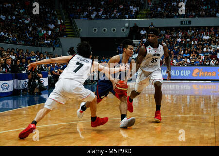 Philippinen. 25 Feb, 2018. Kiefer Ravena (1) geht durch die Verteidigung der Ryusei Shinoyama (7) und Ira Braun (35) während des qualifizierenden Spiel an die MOA Arena. Die philippinischen und japanischen Basketballmannschaft auf dem Hartplatz der Mall of Asia Arena in Pasay City, für die FIBA-Weltmeisterschaft 2019 asiatischen Qualifier. Die Philippinen gewann über Japan, 89-84. Credit: J Gerard Seguia/ZUMA Draht/Alamy leben Nachrichten Stockfoto