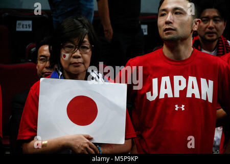Philippinen. 25 Feb, 2018. Die japanischen Fans während des qualifizierenden Spiel an die MOA Arena. Die Philippinische und Japanische Basketballmannschaft auf dem Hartplatz der Mall of Asia Arena in Pasay City, für die FIBA-Weltmeisterschaft 2019 asiatischen Qualifier. Die Philippinen gewann über Japan, 89-84. Credit: J Gerard Seguia/ZUMA Draht/Alamy leben Nachrichten Stockfoto