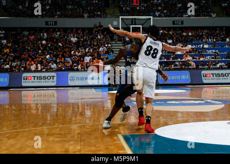 Philippinen. 25 Feb, 2018. Andray Blatche (11) macht sich auf den Weg gegen Tenketsu Harimoto (88) während des qualifizierenden Spiel an die MOA Arena. Die philippinischen und japanischen Basketballmannschaft auf dem Hartplatz der Mall of Asia Arena in Pasay City, für die FIBA-Weltmeisterschaft 2019 asiatischen Qualifier. Die Philippinen gewann über Japan, 89-84. Credit: J Gerard Seguia/ZUMA Draht/Alamy leben Nachrichten Stockfoto