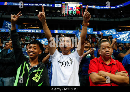 Philippinen. 25 Feb, 2018. Massen reagieren auf die von den philippinischen Mannschaft an die MOA Arena gewinnen. Die philippinischen und japanischen Basketballmannschaft auf dem Hartplatz der Mall of Asia Arena in Pasay City, für die FIBA-Weltmeisterschaft 2019 asiatischen Qualifier. Die Philippinen gewann über Japan, 89-84. Credit: J Gerard Seguia/ZUMA Draht/Alamy leben Nachrichten Stockfoto